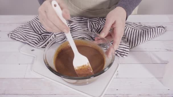 Hausgemachte Schokoladenganache Für Schokolade Himbeer Cupcakes Zubereiten — Stockvideo