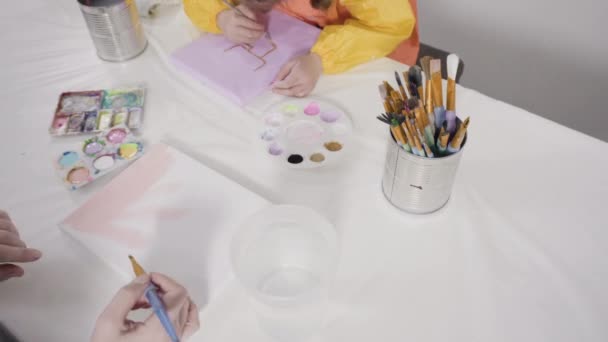 Mała Dziewczynka Maluje Farbą Akrylową Płótnie Swoją Matką Odległego Projektu — Wideo stockowe