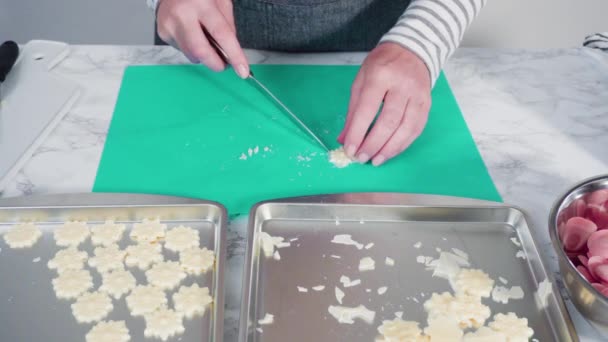 Lépésről Lépésre Csokis Hópelyhek Pattogtatása Műanyag Csokoládéformából Sütis Tálcába — Stock videók