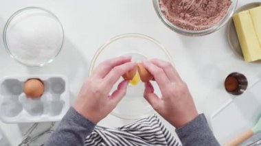 Adım adım. Düz yatıyordu. Çikolatalı kurabiye pişirmek için karışımı bir bardakta karıştırıyorum..