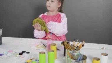 Çocuk kâğıtları. Kağıt hataları yaratmak için boş tuvalet kağıtlarını akrilik boyayla boyamak..