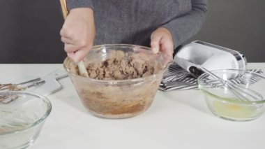 Adım adım. Çikolatalı kurabiye pişirmek için karışımı bir bardakta karıştırıyorum..