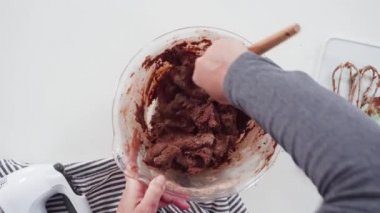 Adım adım. Düz yatıyordu. Çikolatalı kurabiye pişirmek için karışımı bir bardakta karıştırıyorum..