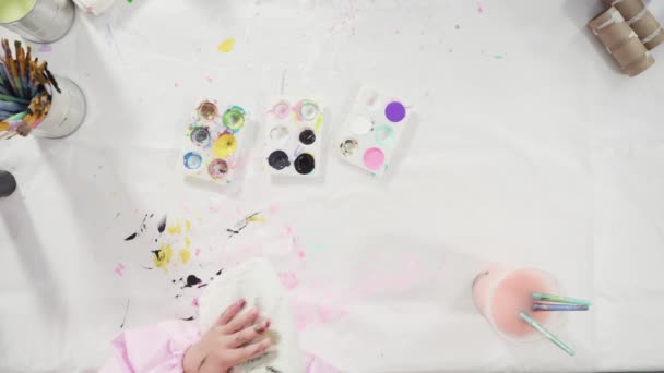 Flach Lag Kinder Basteln Leere Toilettenpapierrollen Mit Acrylfarbe Bemalen Papierkäfer — Stockvideo