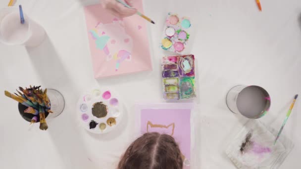平置きだ 遠くの学習アートプロジェクトのための彼女の母親とキャンバス上のアクリル絵具と女の子の絵 — ストック動画