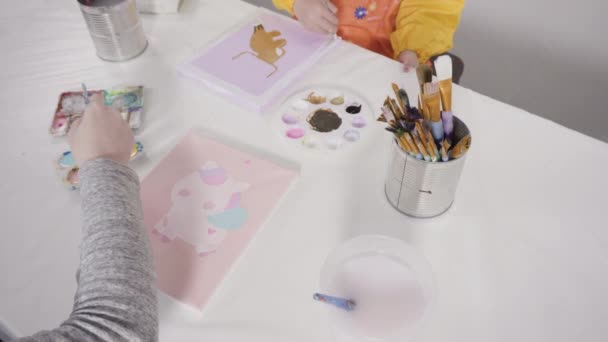 Kleines Mädchen Malt Mit Acrylfarbe Auf Leinwand Mit Ihrer Mutter — Stockvideo