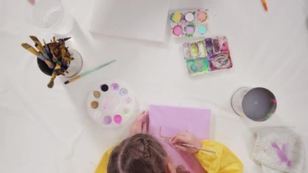 Plat Gelegd Meisje Schilderen Met Acrylverf Doek Met Haar Moeder — Stockvideo