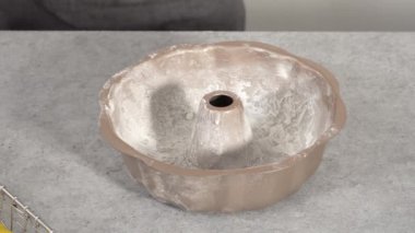 Adım adım. Pasta hamurunu kek tepsisine döküyorum..