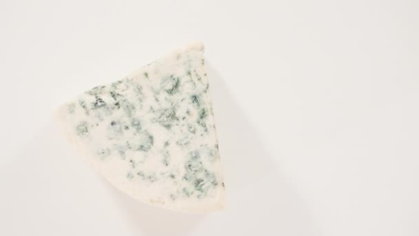 Grande Fetta Formaggio Blu Fondo Bianco — Video Stock