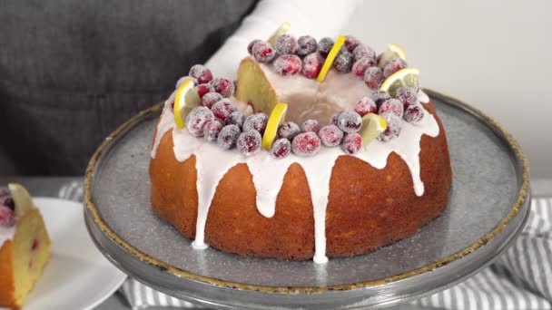 一步一步 用糖果仁和柠檬片装饰的柠檬覆盆子蛋糕 — 图库视频影像