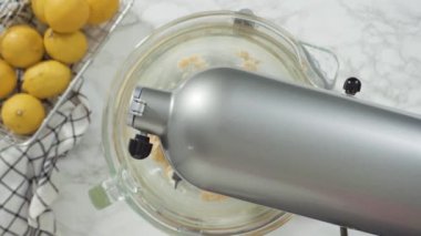 Adım adım. Düz yatıyordu. Limonlu kek için hamura malzemeleri karıştırıyorum..