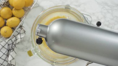Adım adım. Düz yatıyordu. Limonlu kek için hamura malzemeleri karıştırıyorum..