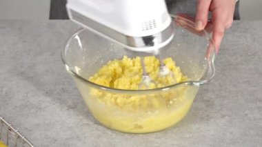 Adım adım. Limonlu kek hazırlamak için karıştırma kabının içindeki malzemeleri karıştırıyorum..