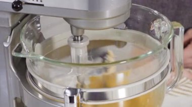 Adım adım. Limonlu kek için hamura malzemeleri karıştırıyorum..