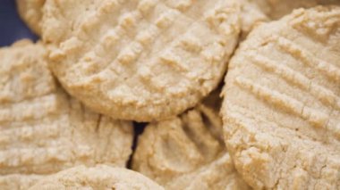 Bir yığın taze fıstık ezmeli kurabiye..