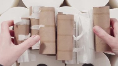 Düz yatıyordu. Gri arka planda yeni ve boş tuvalet kağıdı ruloları.