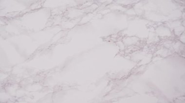 Düz yatıyordu. Adım adım. Çikolata soslu çilekleri çikolatayla süslemek..