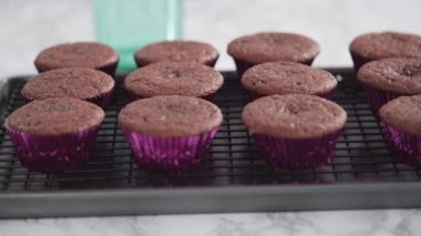 Adım adım. Krem peynirli kremalı kırmızı kadife kekler..