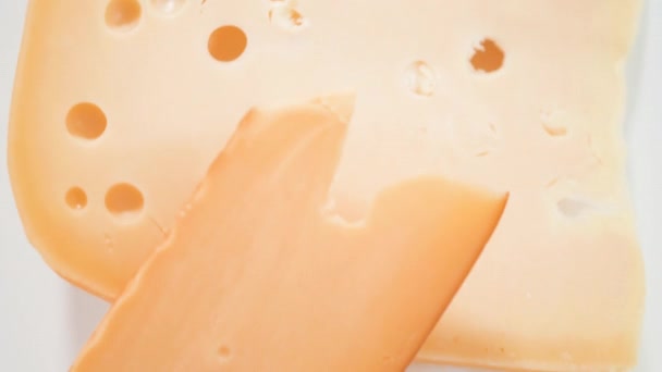 白色背景的大楔形美味奶酪的品种 — 图库视频影像