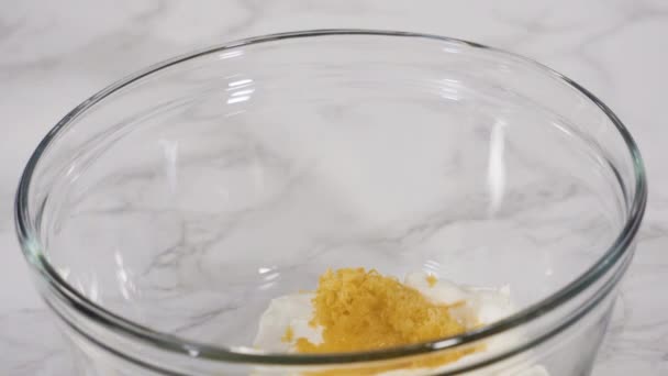 一歩ずつ レモンパウンドケーキの生地に材料を混ぜる — ストック動画