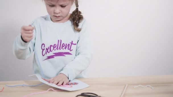 Девочка Учится Шить Помощью Швейного Набора Детей — стоковое видео