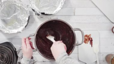 Düz yatıyordu. Adım adım. Basit çikolatalı şekerlemeler yapmak için yemek kabındaki malzemeleri karıştırıyorum..