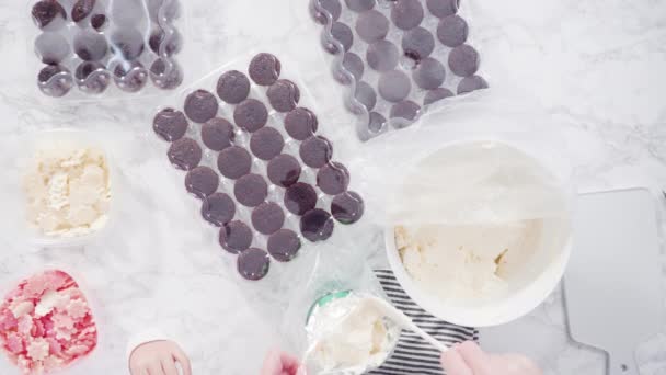 Flach Lag Schritt Für Schritt Piping Italienischen Buttercreme Zuckerguss Auf — Stockvideo