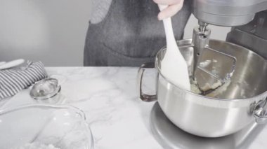 Adım adım. Krem peynirli krema hazırlamak için mutfak mikserinin malzemelerini karıştırıyorum..