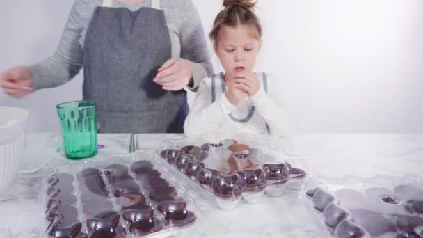 Paso Paso Niña Ayudando Decorar Mini Cupcakes Chocolate Con Copos — Vídeos de Stock