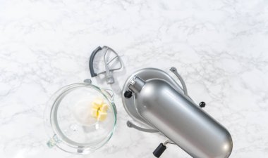 Beyaz çikolatalı limonlu kurabiye. Düz yatıyordu. Limonlu kurabiyeleri beyaz çikolatayla karıştırmak için mutfak malzemelerini karıştırıyorum..