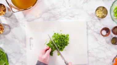 Vejetaryen fasulye çorbası pişirmek için sebzeleri doğramak..