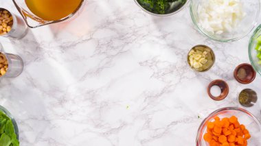 Vejetaryen fasulye çorbası yapmak için gerekli malzemeler..