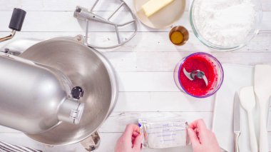 Düz yatıyordu. Çikolata ahududu kekleri için mutfak mikserinde ahududu kremalı peynir tereyağı hazırlıyorum..