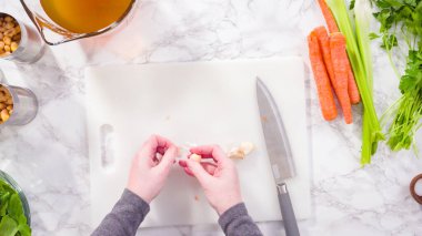 Vejetaryen fasulye çorbası pişirmek için sebzeleri doğramak..