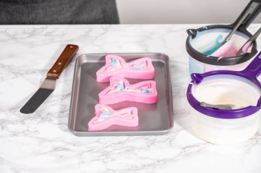 Silikon çikolata kalıplarını denizkızı kuyruğu ve deniz kabuğu şeklinde eritilmiş çikolatayla dolduruyorlar..