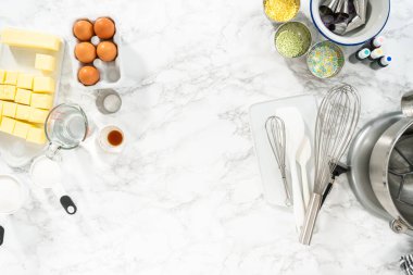 İtalyan tereyağlı kremalı pasta pişiriyorum..