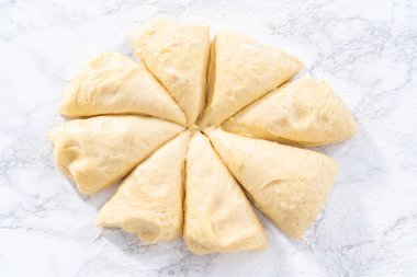 Ev yapımı çörekler pişirmek için ekmek hamuru hazırlıyorum..