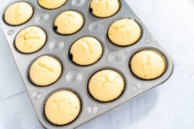 Yeni pişmiş vanilyalı kekleri soğutuyorum..