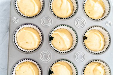 Mardi Gras vanilyalı kek pişirmek için folyolu kek dilimli vanilyalı kek hamuru..