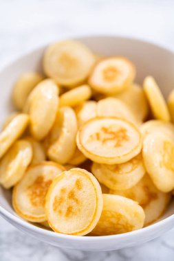 Beyaz kasede taze yapılmış mini krep gevreği..