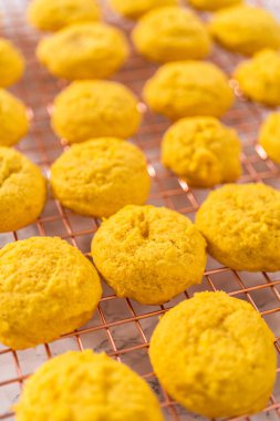 Beyaz çikolatalı limonlu kurabiye. Mutfak tezgahında beyaz çikolatalı taze pişmiş limonlu kurabiyeler..