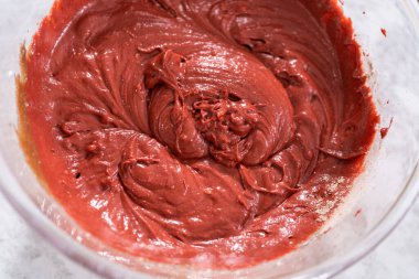 Kırmızı kadife kek hazırlamak için karıştırma kabındaki malzemeleri karıştırıyorum..