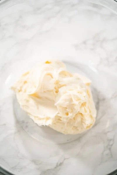 Whisking Boterroom Glazuur Een Glazen Mengkom Met Een Elektrische Handmixer — Stockfoto