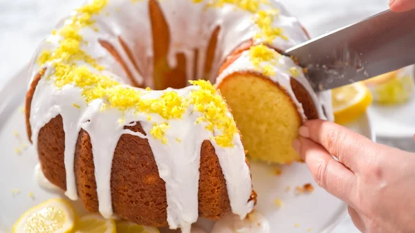 Stap Voor Stap Snijd Citroen Bundt Cake Versierd Met Citroen — Stockfoto