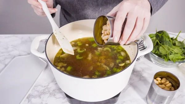 Готовить Вегетарианский Суп Белых Бобов Чугунной Голландской Печи — стоковое фото