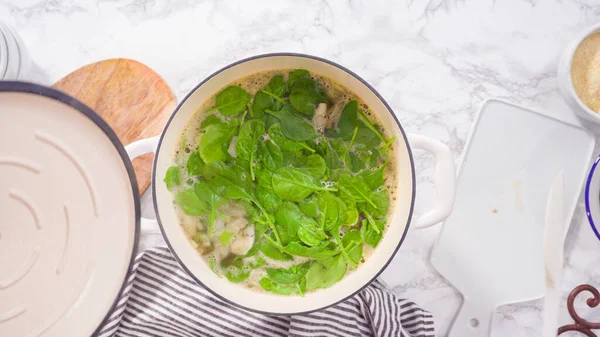 Dökme demir Hollanda fırınında vejetaryen beyaz fasulye çorbası pişirmek.