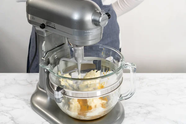 Ciasteczka Cytrynowe Białą Czekoladą Mieszanie Składników Mikserze Kuchennym Pieczenia Ciasteczek — Zdjęcie stockowe