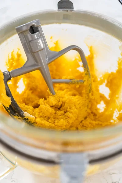 Beyaz çikolatalı limonlu kurabiye. Limonlu kurabiyeleri beyaz çikolatayla karıştırmak için mutfak malzemelerini karıştırıyorum..