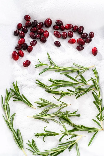 Covering Fresh Cranberries Rosemary Sugar Decorate Chocolate Bundt Cake Chocolate — Stock Photo, Image