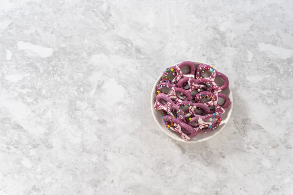 Flat Lay Homemade Chocolate Dipped Pretzel Twists Decorated Colorful Sprinkles — Foto de Stock